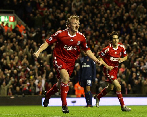 前锋远射破门，比分被重新点燃（锋线远程发炮破门，战局重燃）