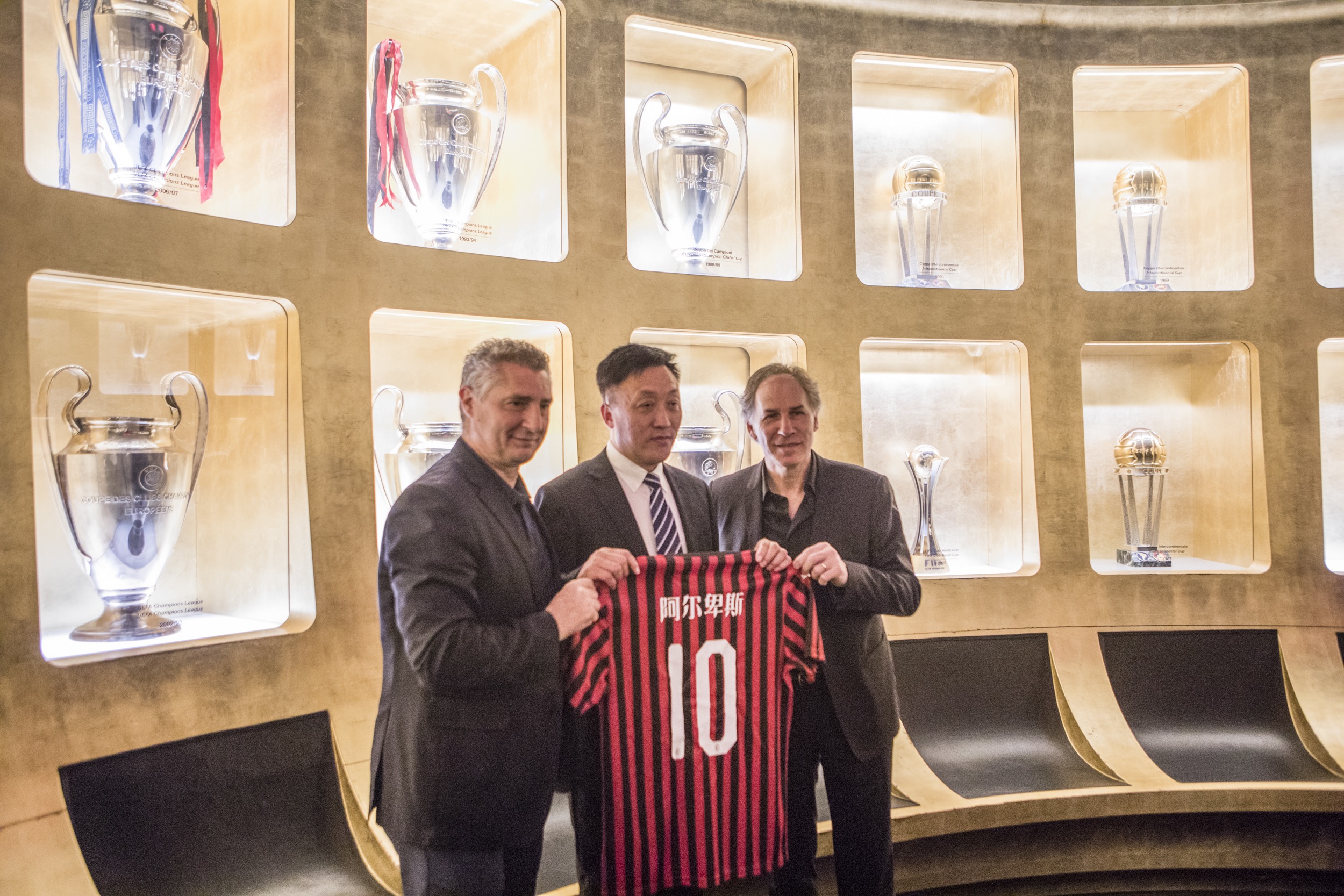 布兰卡揭秘伊布转会巴萨内幕，埃托奥加5000万促成交易（布兰卡披露伊布加盟巴萨内情：埃托奥+5000万促成交易）