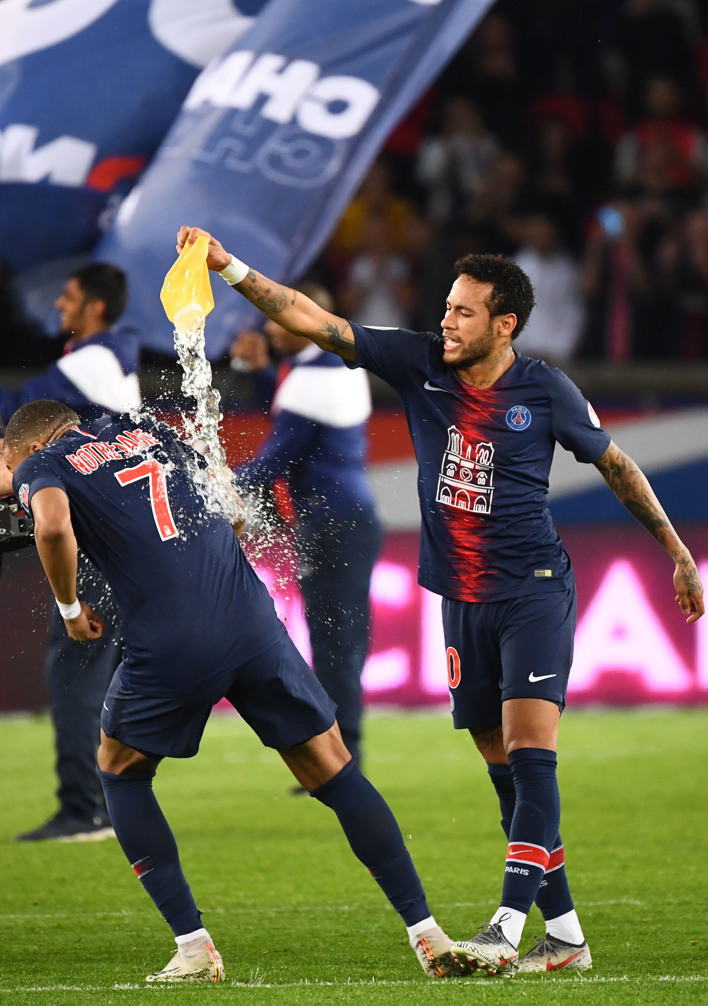 迪巴拉：如今人们太多时间对着屏幕，我们应该多去户外看看（迪巴拉建议：放下屏幕，去户外走走）