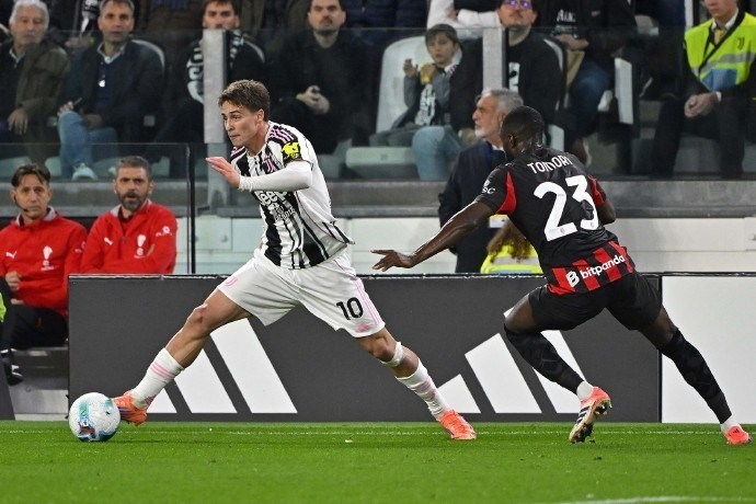 西甲半场：亚当斯闪击，索乌破门，塞维利亚2-0奥维耶多（西甲半场战报：亚当斯开场破门，索乌再下一城，塞维利亚2-0领先奥维耶多）