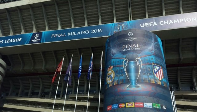 足球英超豪门逆转取胜，主帅赛后握拳怒吼（英超豪门逆转告捷，主帅终场握拳怒吼）