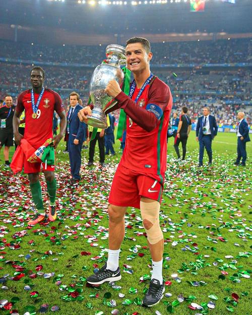 年仅18岁！库巴西已代表巴萨出场100次（18岁天才库巴西迎来为巴萨第100次出场）