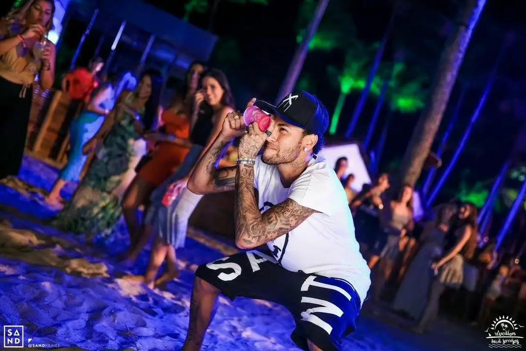 养老？不存在！40岁永动机累瘫了：触球101次 连续10轮狂奔90分钟（养老？想多了！40岁“永动机”累趴：101次触球，已连10轮跑满90分钟）