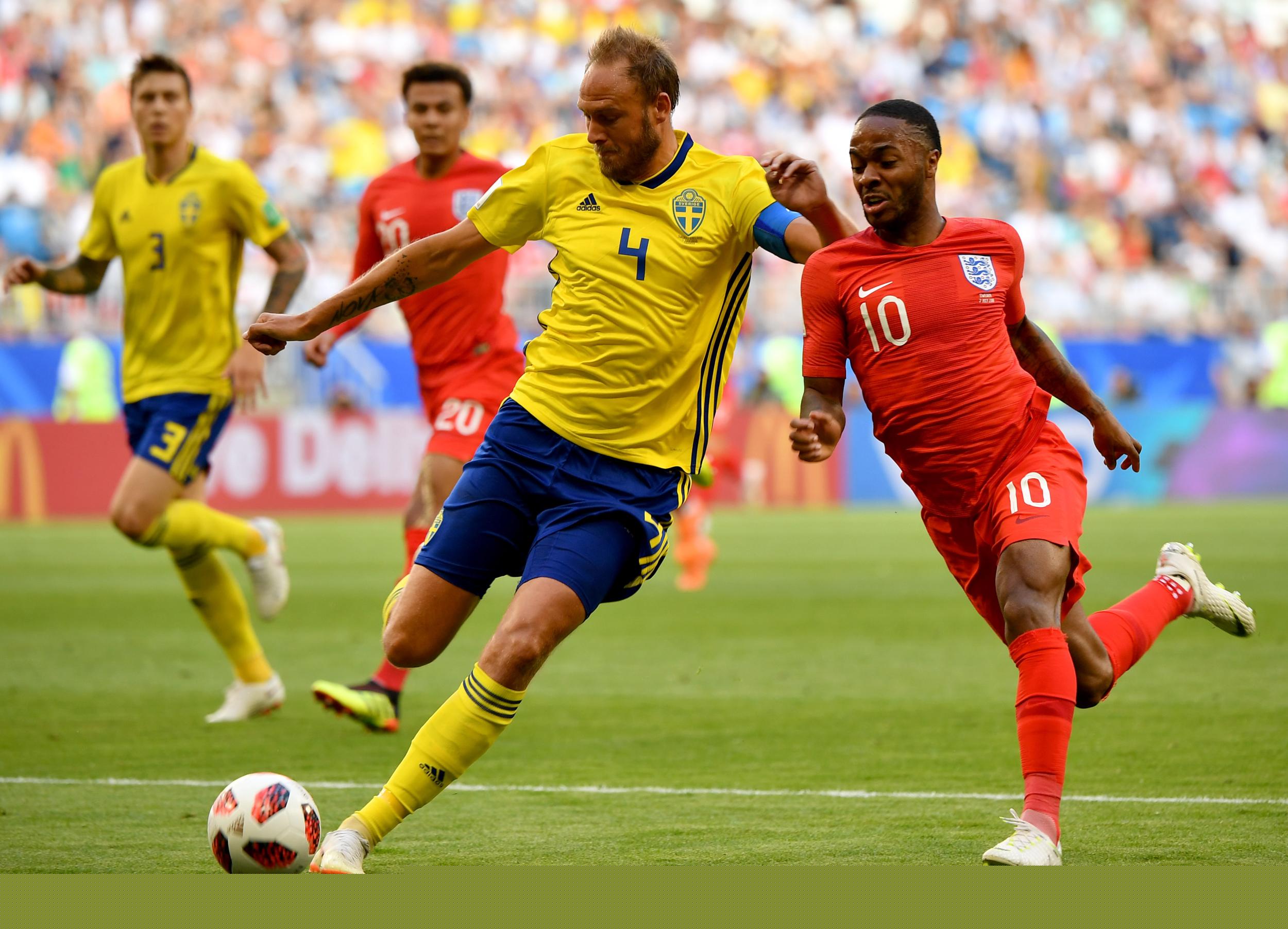 詹姆斯关键三分绝杀比赛（詹姆斯压哨三分绝杀）