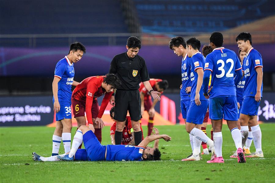 雨一直下，气氛不算融洽！这次比赛为什么不带徐杰呢？