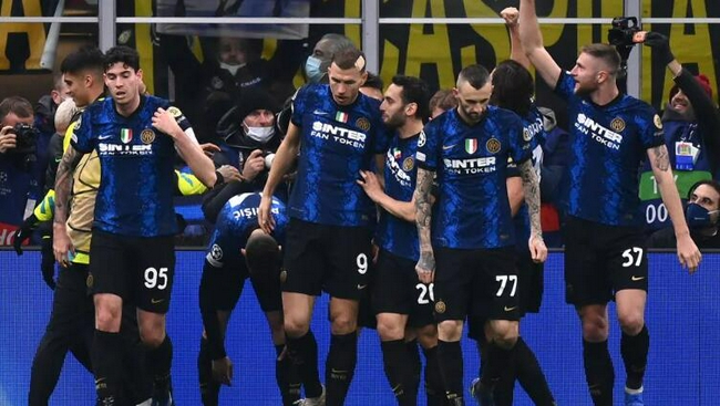 曼联对阵埃弗顿豪取42胜，太妃糖本赛季平均首发年龄最大（曼联对埃弗顿已取42场胜利，太妃糖本季首发平均年龄居首）