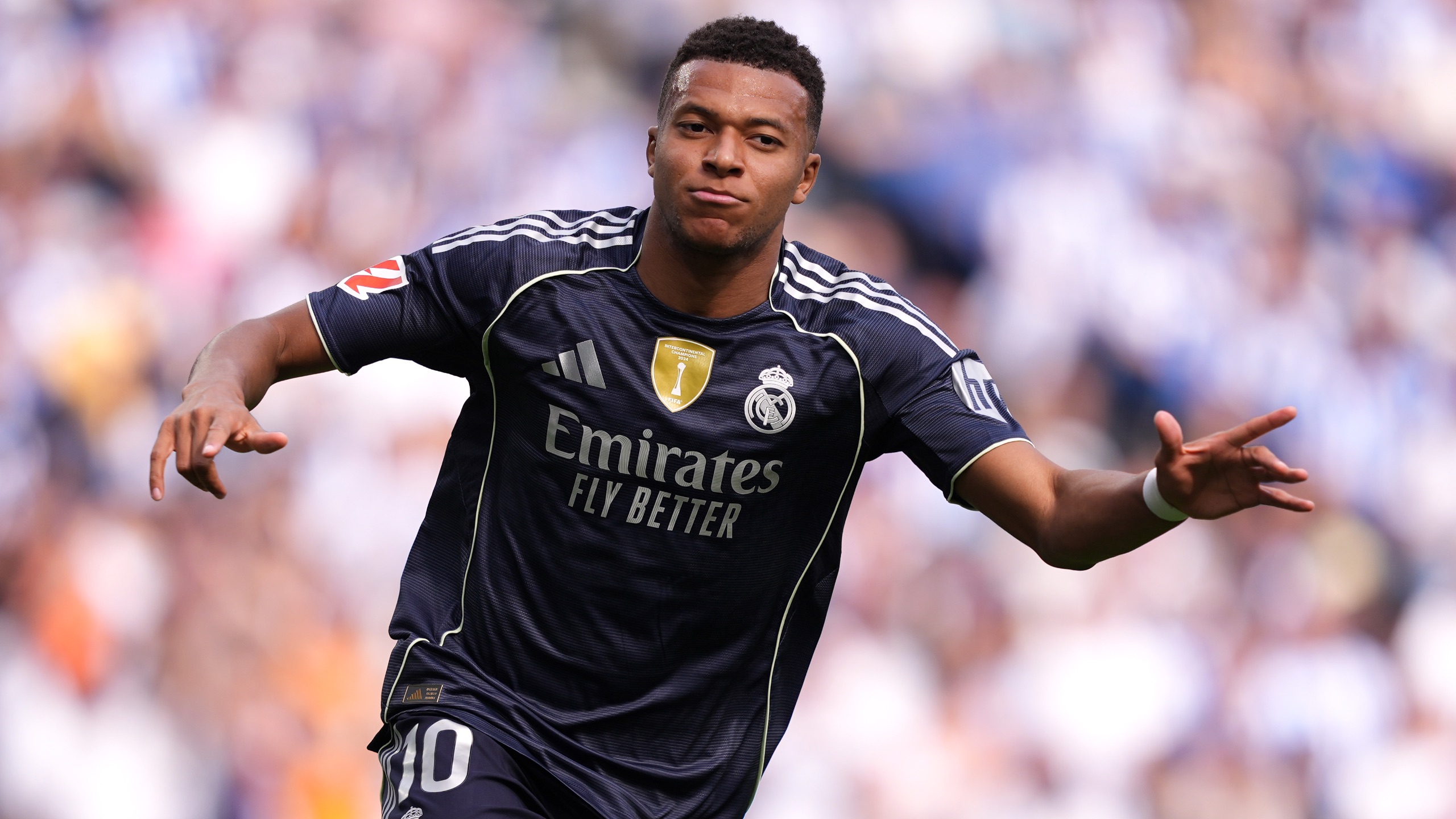 北京市足协贺信：国安用金灿灿的奖杯回应了首都广大球迷的期待（北京足协发贺信：国安以金杯兑现首都球迷的期盼）