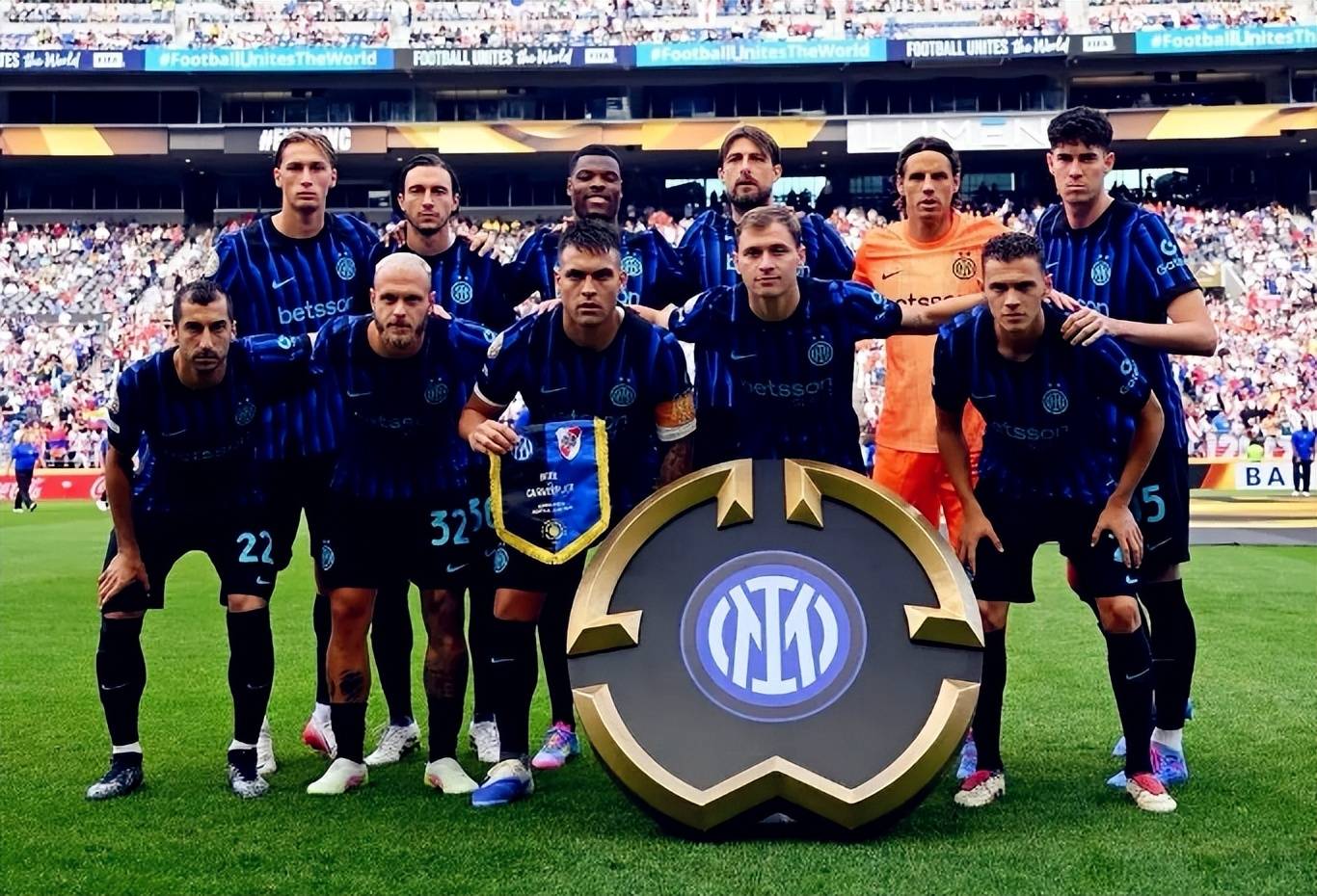 记者：本届世界杯将有半场球员和教练采访，赛前两天开发布会（记者透露：本届世界杯将引入半场球员、教练采访，赛前两日举行发布会）