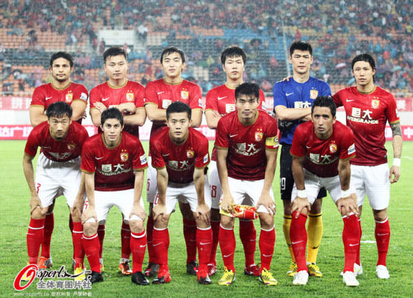 英超半场：西蒙斯蹬踹范戴克染红，十人热刺0-0利物浦（英超半场：西蒙斯蹬踏范戴克被罚下，十人热刺0-0利物浦）