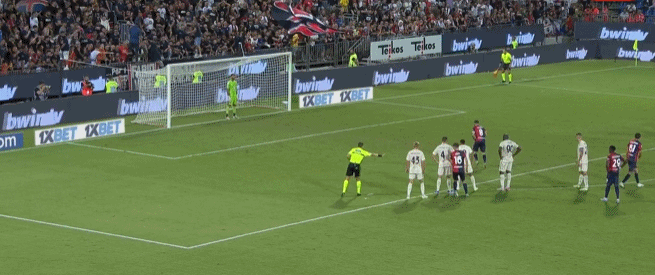 违反规则了，一支球队不能使用两名守门员（一支球队不得同时使用两名门将）