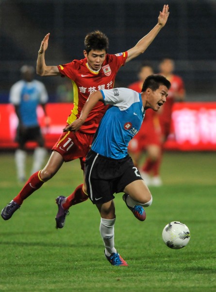 德甲战报：凯恩替补登场戴帽，拜仁5-0狂胜十人斯图加特（德甲：凯恩替补上演帽子戏法，拜仁5-0横扫十人斯图加特）