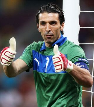 能超越吗？据统计，今年姆巴佩已经代表皇马攻入了53球（姆巴佩今年已为皇马攻入53球，他能否继续刷新纪录？）