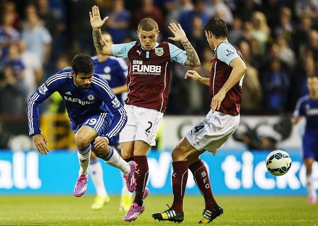 前河北队门将王年将成拍戏时被打伤，眼角被打开缝了三针（前河北队门将王年将在拍戏时遭打伤，眼角裂开缝了三针）