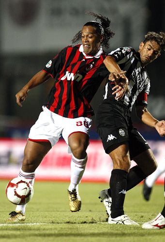 杰伦·布朗独挑大梁！多项数据位列联盟榜首（杰伦·布朗火力全开！多项数据领跑全联盟）