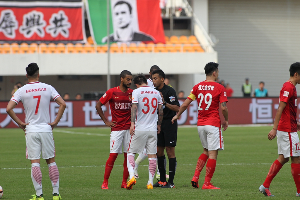 手球争议再起：巴萨对贝蒂斯的点球判罚解密（手球争议重燃：解读巴萨战贝蒂斯的点球判罚）