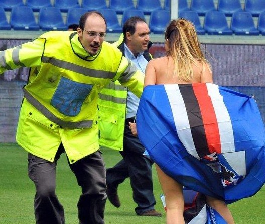 单场打入两粒头球，孔德是欧冠改制以来巴萨球员第一人（孔德单场双头破门，成为欧冠改制后巴萨第一人）