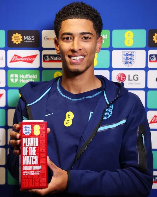 足球国足进攻体系被赞流畅度明显提升（国足进攻更顺畅，体系优化获赞）