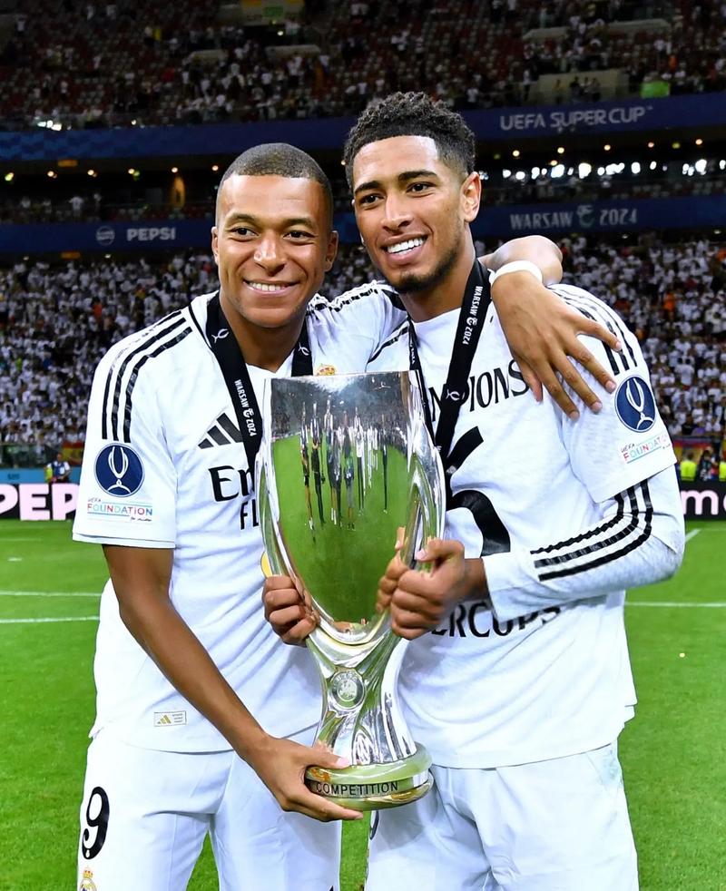 西媒曝亚马尔夜店通宵聚会：参加者不准带手机，女孩可进包厢（西媒称亚马尔通宵赴夜店：现场禁带手机，女性可入包厢）