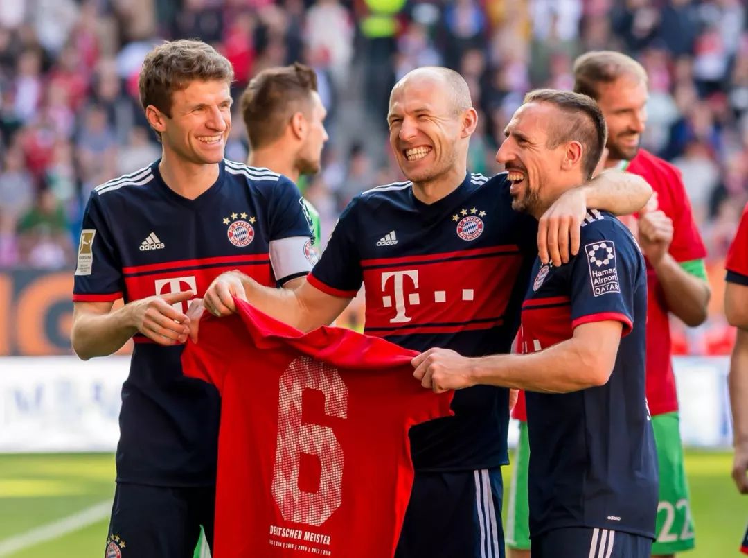 湖人詹姆斯关键发挥险胜76人，刷新个人40岁后得分纪录，豪取17胜稳居西部第二。（詹姆斯末节发力助湖人险胜76人，40岁后得分再创新高，豪取17胜稳居西部第二）