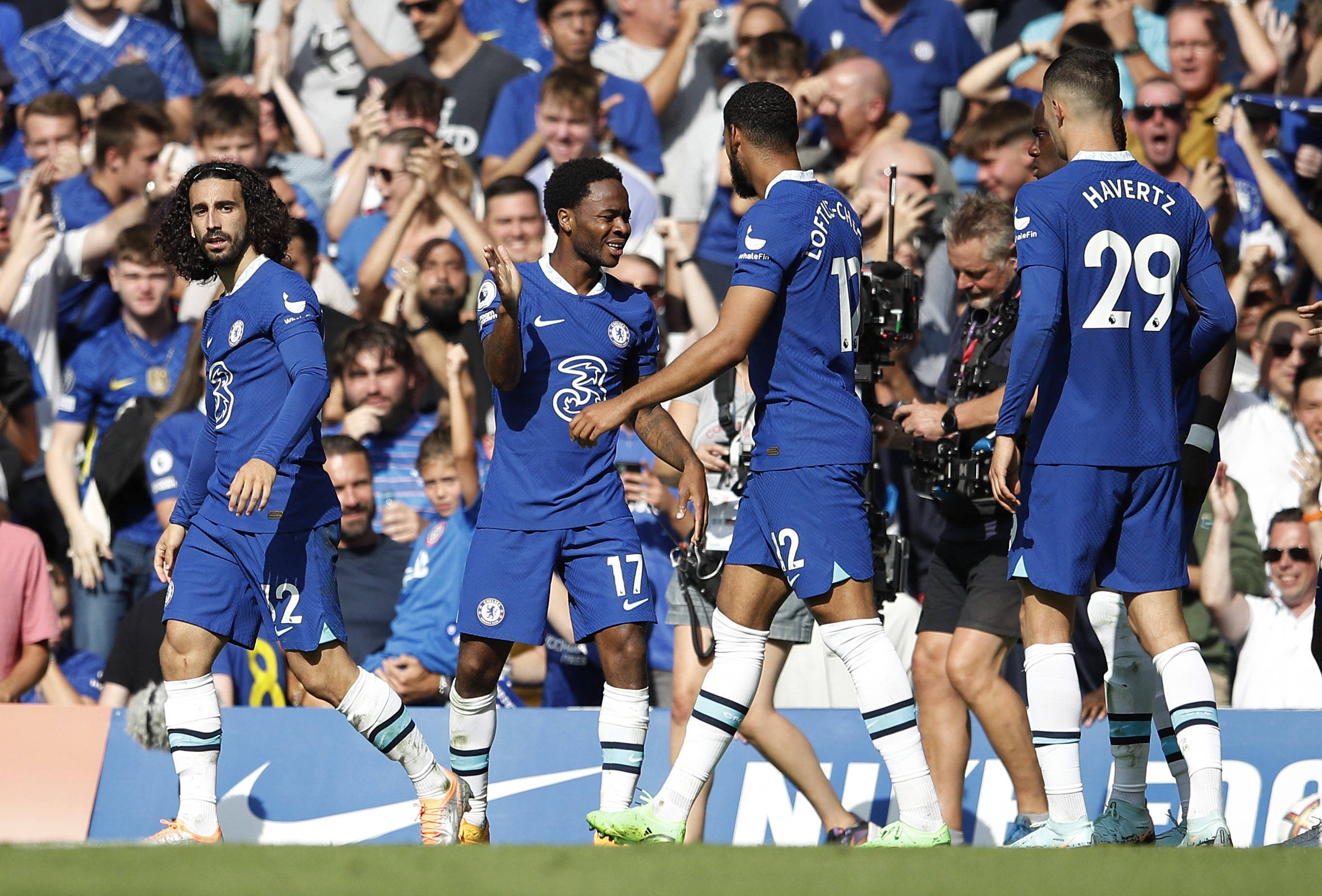 湖人詹姆斯关键三分锁定胜利（詹姆斯命中致胜三分，湖人锁定胜局）