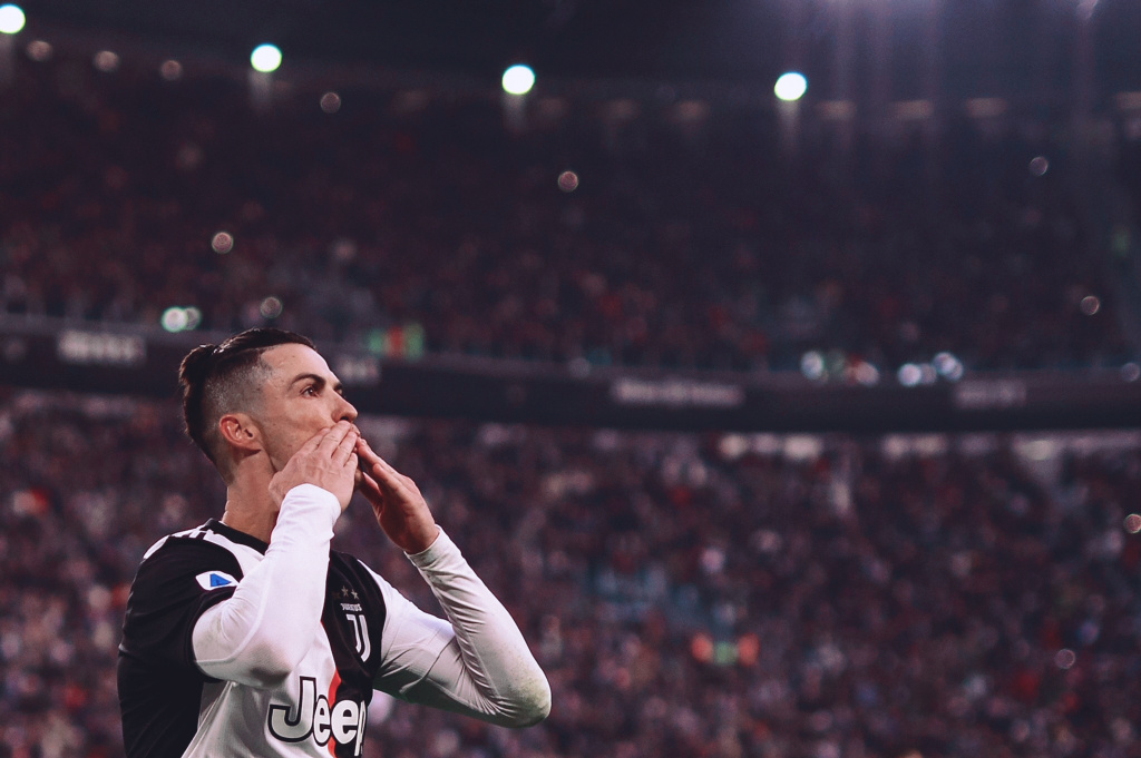 赛前梅州球迷晒多幅Tifo，致敬投资人魏晋平与梅州全体队员（梅州球迷赛前展示多幅Tifo，向投资人魏晋平及全队致敬）