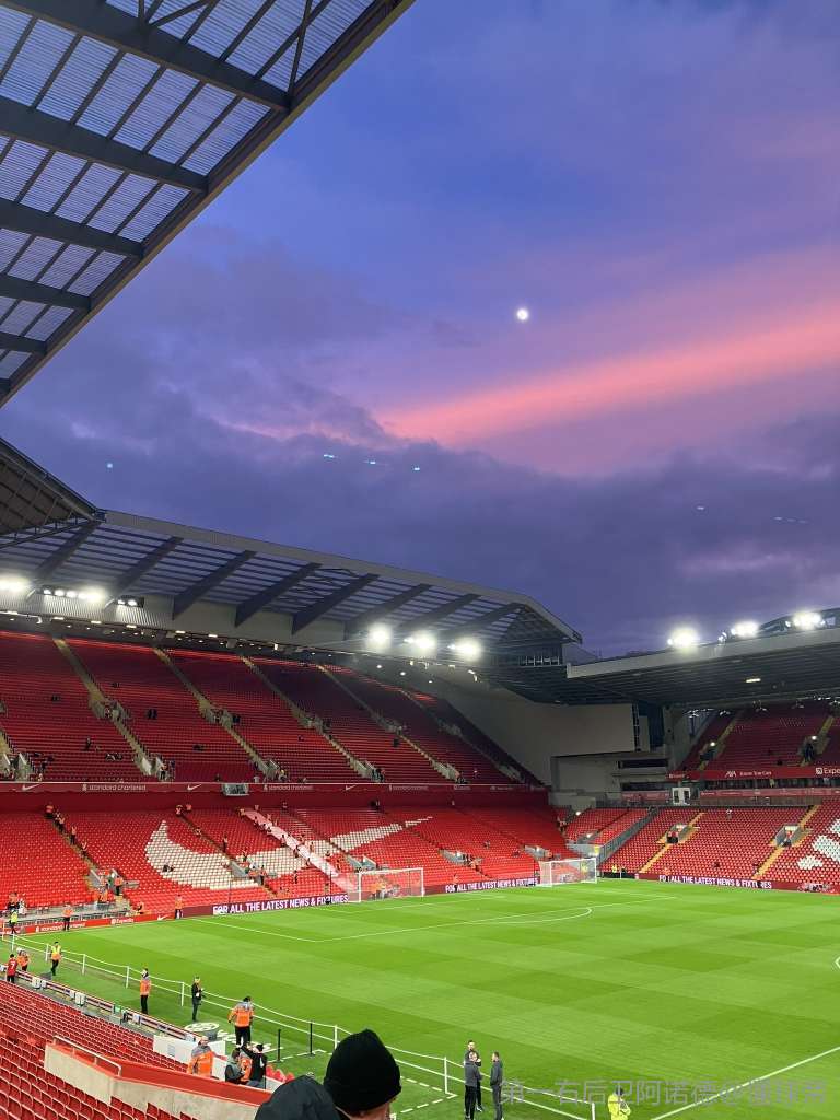 泪目！足协杯冠军奖杯被带回工体，放在已故球迷杨雪的座位旁（致敬已故球迷杨雪：足协杯冠军奖杯回到工体，放在她的座位旁）